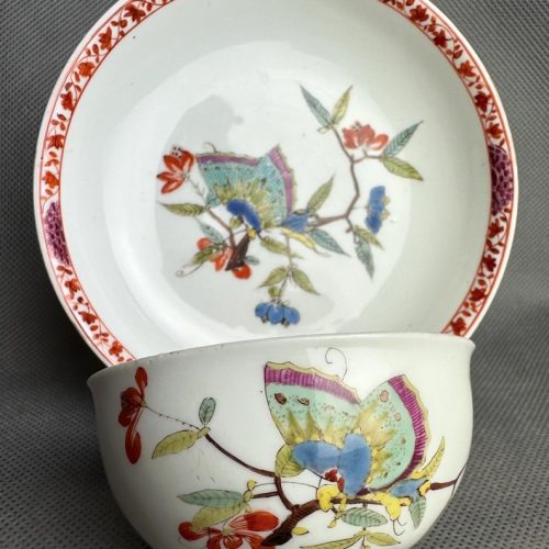 Królewska Miśnia ok 1740 r. czarka z  talerzykiem z dekoracją motylą