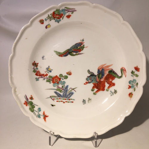 Miśnia ok 1734-39 r. talerz z skrzydlatym czerwonym smokiem